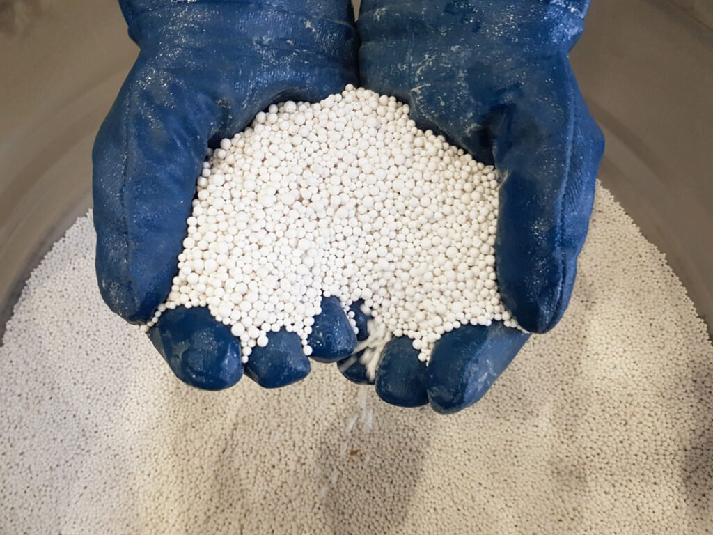 alumogel silica gel drying gases liquids white alumogel silica gel your hands